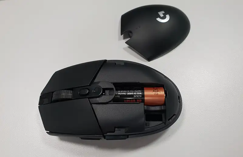 Việc sử dụng pin AA trên dòng sản phẩm trung cấp của hãng là một lựa chọn... ngược đời, nhưng chính nó đã góp phần tạo nên thành công cho G304/305.